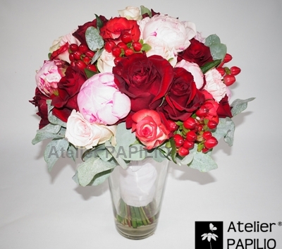 Červená svatební kytice pro nevěstu.