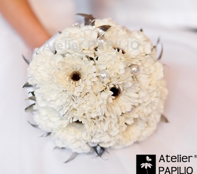 Bílá svatební kytice.