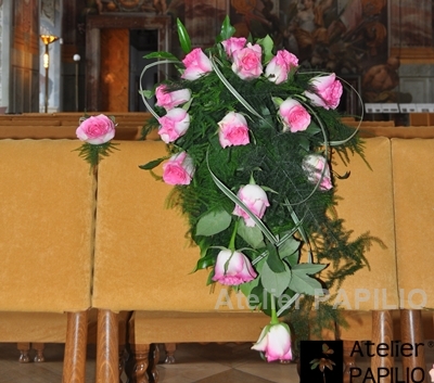 Převislá svatební kytice.