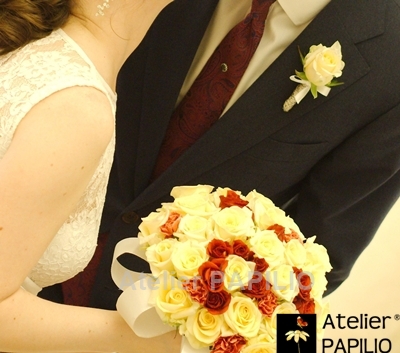 Kytice pro nevěstu a korsáž pro ženicha.