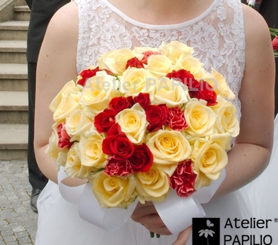Žlutá svatební kytice pro nevěstu.