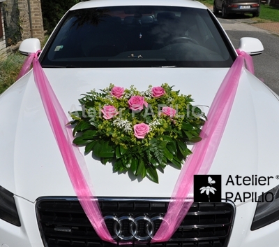 Květiny na svatební auto.