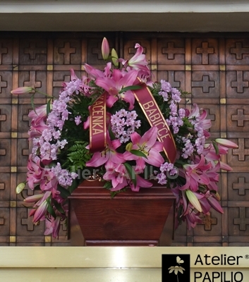 Růžová kytice na rakev.