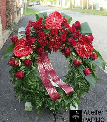 Červený věnec na pohřeb.