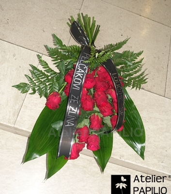 Červená pohřební kytice.