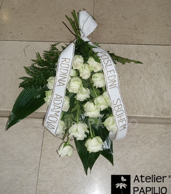Bílá smuteční kytice.