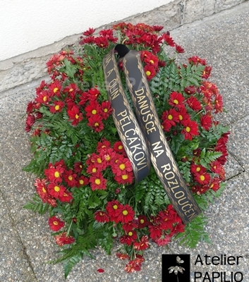 Vypichovaná pohřební kytice.